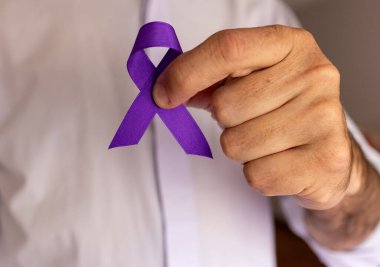 Dünya Kanser Günü 'nün arka planında umut ve dayanışmayı temsil eden bir sembol var. Uzayı kopyala. Gerçek görüntü. Kanser önleme kampanyası için yatay pankart