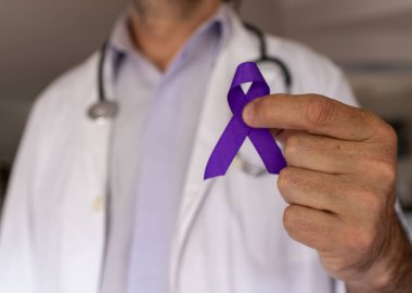 Dünya Kanser Günü sembolü odaklı değil. Dünya Kanser Günü konsepti. Uzayı kopyala. Gerçek görüntü. Kanser önleme kampanyası için yatay pankart