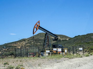 Yakıt üretimi için ham petrolün çıkarılması. Yenilenemez enerji üretimi. Enerji üretimi kavramı. Yatay gerçek resim