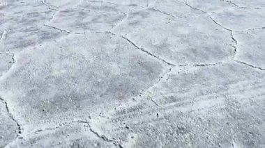 Salinas Grandes Salt Flats, Arjantin Jujuy bölgesinde dikey video. Arjantin 'in kuzeybatısındaki Jujuy ve Salta eyaletlerinin tuz düzlükleri.. 
