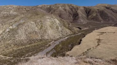 Dağ manzarasının panoramik görüntüsü. Quebrada de Scoipe. Arjantin 'in kuzeyinde turizm. Arjantin 'de kış tatili. Seyahat ve turizm promosyonları için 4k video içeriği. Macera turizmi kavramı