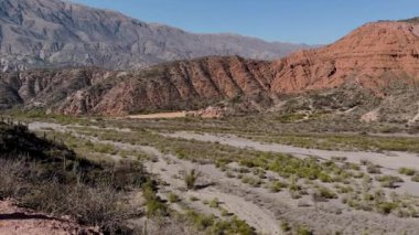 Arjantin 'in kuzeyinde, Salta' da bir dağ manzarasının yatay kısmı. Arjantin 'de kış tatili. Seyahat ve turizm promosyonları için 4k video içeriği. Macera turizmi kavramı