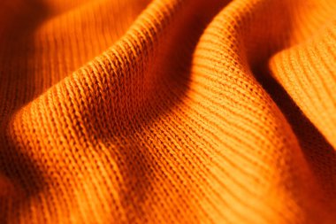 Yakın çekim, el yapımı, güneş gözlüklü turuncu. Bahar rengi. Yatay turuncu renkli örgü dokusu arka plan olarak kullanılıyor. Gerçek yatay görüntü. Grafik duvar kağıdı için desenli arkaplan kavramı.