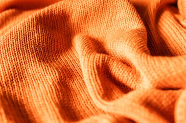 Turuncu örülmüş kumaş dokusu. Dalgalar ve seçici bulanık renk. Yatay turuncu renkli örgü dokusu arka fon olarak kullanılıyor. Grafik duvar kağıdı için desenli arka plan kavramı.