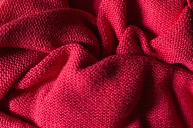  Yatay koyu kırmızı örgü desenli arka plan. Gerçek yatay resim. Yakın plan, el örgüsü, canlı kırmızı gölgeler. Grafik duvar kağıdı için desenli arkaplan kavramı.