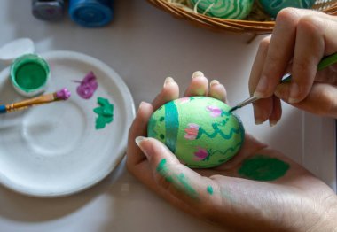 Paskalya tatili için el fırçası ve yumurta boyası kapanıyor. Paskalya Dekorasyon Geleneği. Bahar mevsimi. Ev yapımı Hristiyan dekorasyonu.