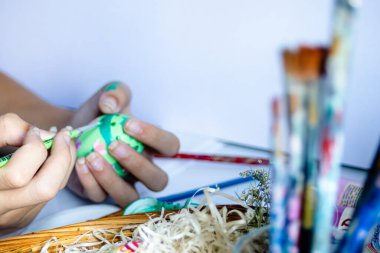 Elle boyanmış yumurta. Paskalya yumurtası boyamak için boya ve elementler. Paskalya için hazırlanmak, kendi ellerinle yumurta boyamak. Yatay gerçek resim. Paskalya dekorasyonu konsepti
