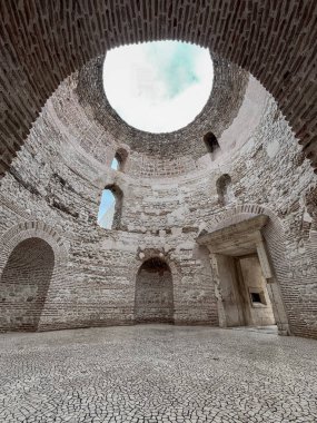 Hırvatistan 'ın Split kentindeki Diocletian Sarayı' nın büyük dairesel girişi. Tarihle dolu turistik yerler. Sosyal medya paylaşımlarında kullanılan dikey biçim. Seyahat ve turizm acenteleri için resimler. Boşluğu kopyala