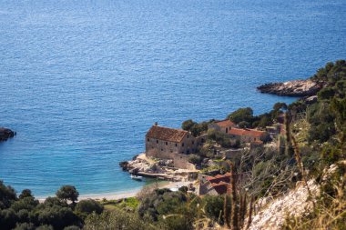 Hvar adasındaki köylerin yukarısından güzel bir manzara. Vrboska, Adriyatik Denizi 'ndeki ortaçağ köyü. Turizm ve yaz tatili kavramı.
