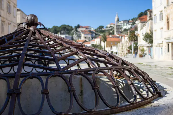 Hvar adasının güzel manzarası. Adriyatik Denizi 'ndeki güzel ortaçağ köyü. Lüks turizm ve yaz tatilleri kavramı. Yatay gerçek resim. Boşluğu kopyala