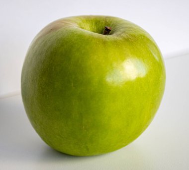 Sağlıklı yeşil elmayı arka planda kapat, sağlıklı gıda konsepti. Meyve suları ve aşçılık hazırlıkları için doğal malzeme..