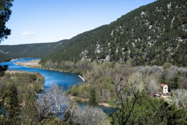 Krka Ulusal Parkı, Hırvatistan. Doğal ortamda bir güneşi gevşetin. Doğal bir ortamda huzur ve rahatlama. Egzotik seyahat ve turizm. Turizm getirileri için arka plan.
