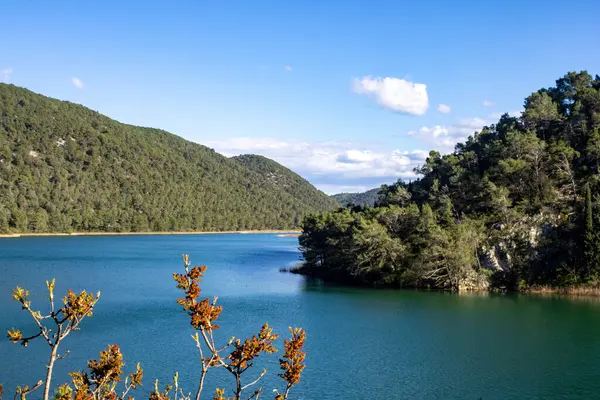 Hırvatistan 'ın Krka Ulusal Parkı' nın büyük yatay resmi. Doğal bir ortamda huzur ve rahatlama. Egzotik seyahat ve turizm. Turizm getirileri için arka plan. Avrupa manzaraları