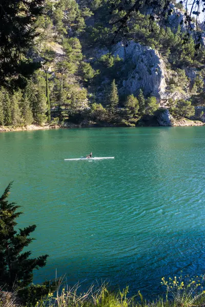 Yeşil Krka Nehri, Hırvatistan. Doğal bir ortamda huzur ve rahatlama. Egzotik seyahat ve turizm. Turizm getirileri için arkaplan. IG hikayelerinde kullanılan biçim