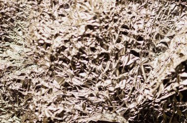 Altın renkli kıvrımlı alüminyum doku arka planı. Seçici odaklanma. Yüksek Çözünürlüklü Arkaplan Metal Yüzeyi. Gelecekçi Tasarım Projeleri için Modern Metalik Doku