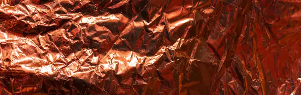 Yaratıcılar için canlı kırmızı metalik zemin. Arka planlar için yüksek çözünürlüklü kıvrımlı metal yüzey. Tasarım projeleri için gerçek yatay görüntü Modern metalik doku. Geniş açı