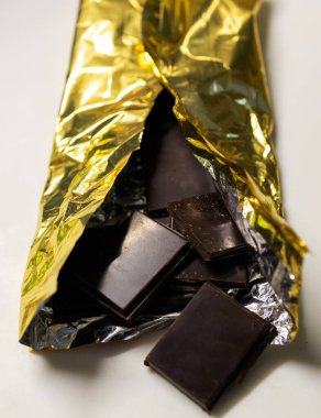 Parlak yüzeyi olan zarif çikolata kareleri ürün modelleri, yemek reklamları veya lüks ambalaj sunumları için uygundur..