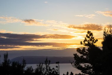 Adriyatik Denizi 'nde gün batımı, bir sonraki hayallerini arayan gezginler için mükemmel. Seyahat acenteleri ve seyahat promosyonu için ideal. Avrupa 'nın seyahat yerleri. Yaz turizmi kavramı. 