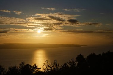 Altın bir günbatımında Korcula adası, bir sonraki hayallerini arayan gezginler için mükemmel bir yer. Seyahat acenteleri ve seyahat promosyonu için ideal. Güzel seyahat yerleri var. Yaz turizmi kavramı. 