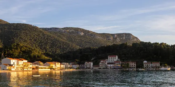 Adriyatik Denizi 'nde gün batımı, Hırvatistan. Rahat yaz turizmi. Seyahat acenteleri ve seyahat promosyonu için mükemmel. Güzel seyahat yerleri var. Yaz turizmi kavramı. 