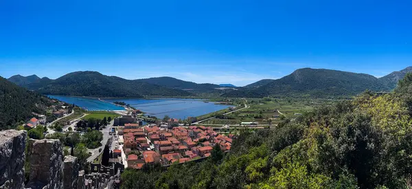 Hırvatistan 'da egzotik turizm deneyimi. Doğa, tarih ve yerel kültürlerle bağlantılı seyahat. Seyahat acenteleri ve turizm tanıtımı için mükemmel. Turizm refah ve sürdürülebilirliğe odaklandı.