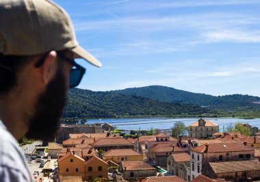 Hırvatistan 'da rahat bir yaz turizmi. Seyahat promosyonu için mükemmel. Güzel seyahat yerleri var. Yaz turizmi kavramı. Sağlığa ve sürdürülebilirliğe odaklı seyahat.