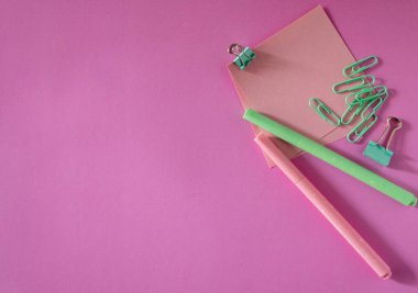 Pembe arka planda yeni okul yılı için şık okul malzemeleri tasarımı. Eğitim, e-öğrenme ya da akademik temalı görsel materyaller için mükemmel. Kimse yok..