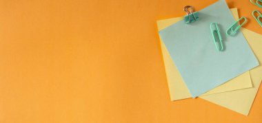 Canlı renklerde akademik öğeler. Asgari, organize ve moda. Eğitim, e-öğrenme veya akademik temalı görseller için mükemmel. İnsan yok, modern estetik ve bir sürü kopya alanı var..