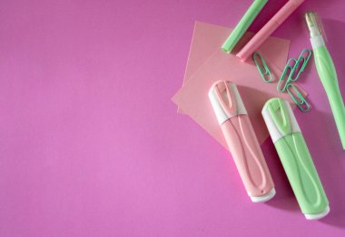 Pembe arka planda yeni okul yılı için şık okul malzemeleri tasarımı. Eğitim, e-öğrenme ya da akademik temalı görsel materyaller için mükemmel. Kimse yok..