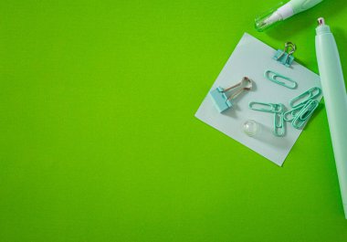 Parlak arkaplandaki yapışkan notlar, kalemler ve kalemler gibi canlı okul malzemeleri. Eğitici, pazarlayıcı ya da çocuk içeriği için cesur ve eğlenceli görünüm. İnsanlar yok, neşeli ve enerjik estetik..