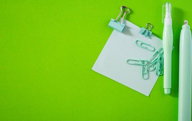  Canlı Okula Dönüş Yeşil Arkaplanda Renkli Malzemelerle Yatıyor. Eğitici, pazarlama veya çocuk içeriği için cesur ve eğlenceli görünüm. İnsanlar yok, neşeli ve enerjik estetik..