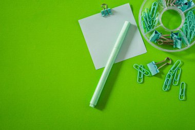 Yeşil arka planda canlı okul malzemeleri var. Çekici düz tasarım, kapsayıcı, yaratıcı ve çocuk odaklı görsel materyaller için ideal Z-odaklı kampanyalar, eğitim uygulamaları veya gençlik markaları için mükemmel..