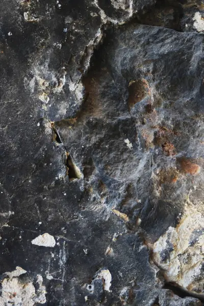 Eritilmiş kaya dokusu koyu arkaplan. Tasarım, 3 boyutlu modelleme, oyun ortamları ve mimari altyapı için ideal. Yüksek kalite. Boşluğu kopyala. 