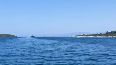 Deniz manzarasının yatay görüntüsü, tatil temalı makaralar ya da rahatlatıcı içerik için idealdir. Metin için boşluk.