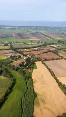  İtalyan Çiftliği üzerinde dikey İHA Uçuşu. Çevresel belgeseller, tarım içeriği veya arka plan görüntüleri için ideal. Çevresel belgeseller, tarım içeriği veya arka plan görüntüleri için ideal