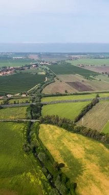  İtalyan Çiftliği üzerinde dikey İHA Uçuşu. Çevresel belgeseller, tarım içeriği veya arka plan görüntüleri için ideal. Çevresel belgeseller, tarım içeriği veya arka plan görüntüleri için ideal