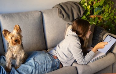 Evcil hayvan ve sahiplerinin sıcak sahnesi. Doğal ışık. - Evet. - Evet. Boşluğu kopyala