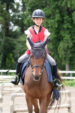 At üstündeki küçük Asyalı kız