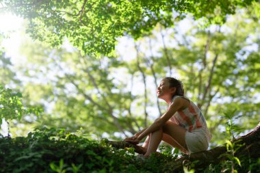 Ormanın gölgesinde dinlenen kız.
