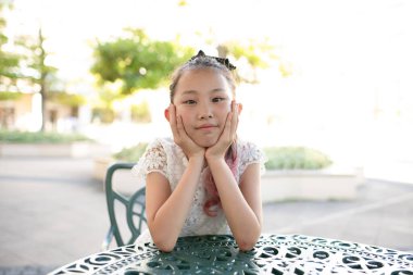 Kız terasta dinleniyor.