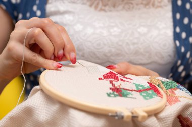 Nakış işleyen bir kadının elleri.
