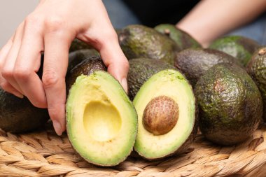 Avokado tutan bir kadının eli 
