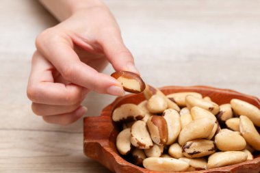 Brezilya fındığı tutan kadınların elleri.