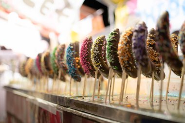 Bir sürü renkli çikolata muzu sıraya dizildi