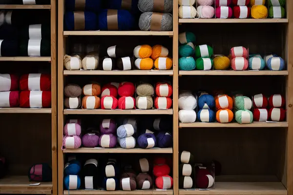 Raflara dizilmiş bir sürü hikaye