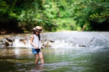 Nehirde oynayan kız