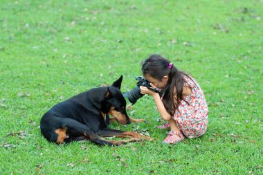 Doberman 'ın fotoğrafını çeken kız.
