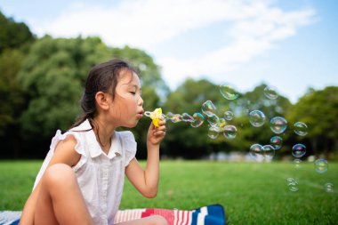 Sabun köpüğüyle oynayan kız