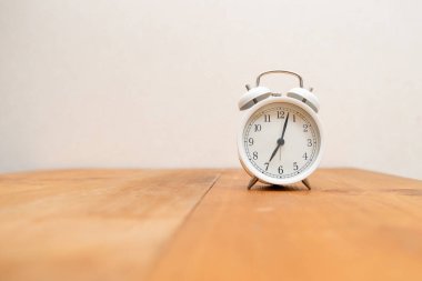 Masadaki çalar saat.