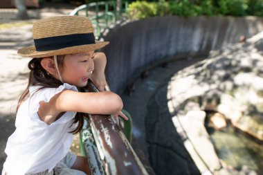 Hayvanat bahçesini ziyaret eden kız